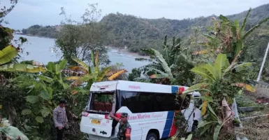 Rem Blong! Bus Pengangkut 14 Wisatawan Asal Tangerang Terguling