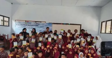 Mahasiswa KKM Unitrta Beri Edukasi Siswa SD Tentang Badak Jawa