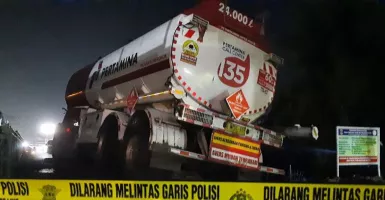 Rem Blong! Truk Tangki Pertamina Hantam Pembatas Jalan
