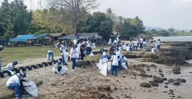 Ratusan Relawan Bersihkan Sampah Pantai, Diolah Jadi BBM