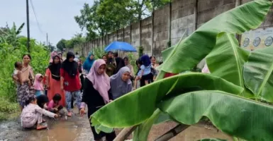 Jalan Rusak Hingga 2 Tahun, Warga Tangerang Demo Pakai Pohon Pisang