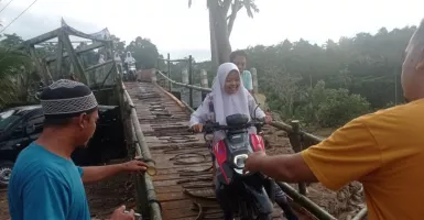 Diterjang Banjir Bandang dan Tanah Longsor, Jembatan di Lebak Rusak Parah