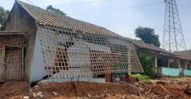 Longsor Rusak Bangunan dan Jalan, Warga Desa Peusar Tangerang Minta Tolong
