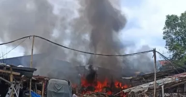 Penanak Nasi Korsleting, Lapak Limbah di Tangerang Kebakaran