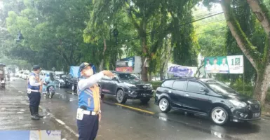 Antisipasi Kemacetan, Petugas Dishub Kabupaten Serang Siaga di Jalur Wisata