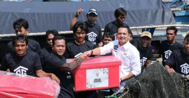 Sukarelawan Gardu Ganjar Beri Bantuan Boks Ikan ke Nelayan di Tangerang