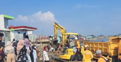 Atasi Sampah di Pantai Labuan, Pemprov Banten Kerahkan Alat Berat