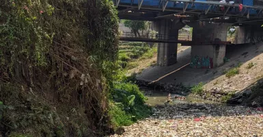 Dikeluhkan Warga, Tumpukan Sampah di Sungai Cibanten Bakal Diangkut
