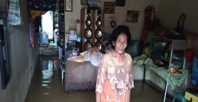 Nasib Sumirah di Bantaran Sungai Paninggilan, Langganan Banjir