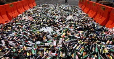 Ribuan Botol Miras Dimusnahkan di Momen Ulang Tahun Satpol PP