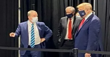 Donald Trump Pakai Masker, Takut Kena Virus Corona