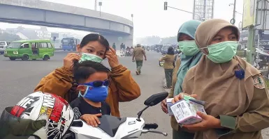 Pekanbaru Dikepung Asap, Ribuan Masker Dibagikan Gratis