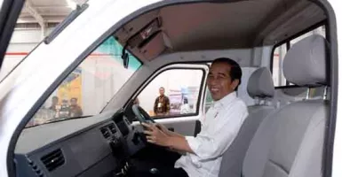Jokowi Tersenyum Lebar di Balik Kemudi Mobil Esemka