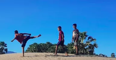 Eksotisme Pantai Oetune, Nggak Kalah dari Padang Pasir Timteng