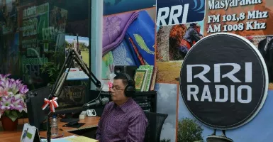 Kece! Ini Gaya Keren Wakil Gubernur Gorontalo jadi Penyiar Radio