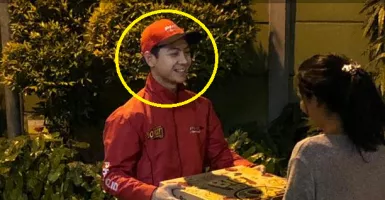Ganteng Selangit, Pengantar Pizza Tampan Ini Jadi Buruan Netizen