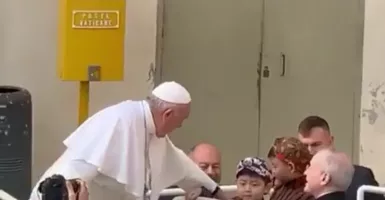 Ketemu Paus Fransiskus di Vatikan, 2 Bocah Indonesia Berbelangkon