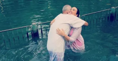 Demi Lovato Dibaptis di Sungai yang Sama dengan Pembaptisan Yesus