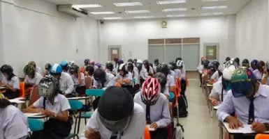 Viral Mahasiswa Pakai Helm saat Ujian di Dalam Kelas