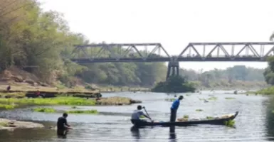 Sungai Bengawan Solo Tercemar Limbah Berbahaya