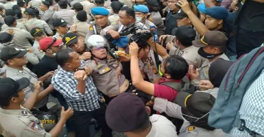 Duh, Kapolres Pekanbaru Pingsan saat Amankan Demo Mahasiswa