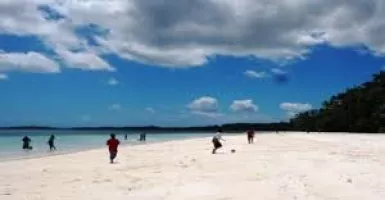 Pasir Pantai Ngurbloat Terhalus di Asia, Yuk Buktikan Pesonanya!