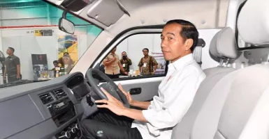 Presiden Jokowi Acungi Jempol Mobil Esemka