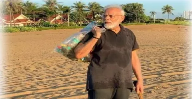 Perdana Menteri India Pungut Sampah di Pantai
