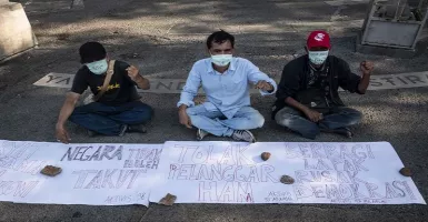 Aktivis 98 Gelar Aksi Tutup Mulut Tolak Prabowo Jadi Menteri