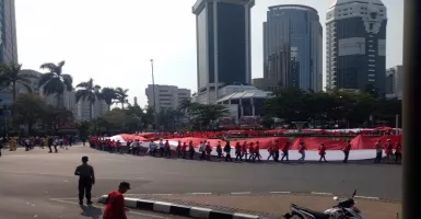 Relawan Jokowi-Ma'ruf Amin Bentangkan Bendera Raksasa di Monas