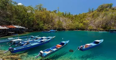Menikmati Air Sebening Kaca di Pantai Sulamadaha Maluku Utara