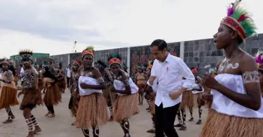 Berkunjung ke Kaimana, Papua, Jokowi Menari Bersama Warga