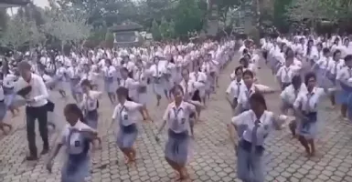 Viral, Ratusan Pelajar SMA Menari ala TikTok