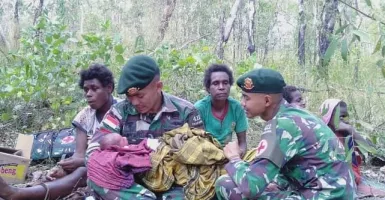 Haru, Anggota TNI Papua Bantu Persalinan Ibu di Tengah Hutan