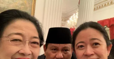 Foto Bareng, Prabowo Nyempil di Antara Megawati dan Puan