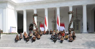Woles Banget, Jokowi dan Menteri Kabinet Indonesia Maju Lesehan