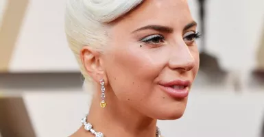 Bergaya Seronok Saat Digendong, Lady Gaga Terjun Mencium Tanah