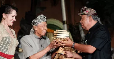 Pendongeng Bali Made Taro Dianugerahi Lifetime Achievement Award