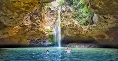 Berada di Hutan, Segarnya Berenang di Danau Biru Tebing Makariki