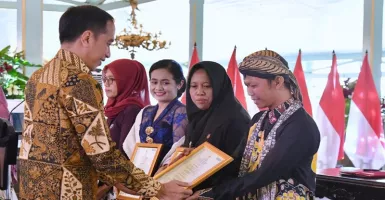 Yanik, Perajin Blora Terima Sertifikat Profesi Batik dari Jokowi