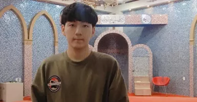 Dipeluk di Masjid, YouTuber Mualaf Korea Nyaris Nangis