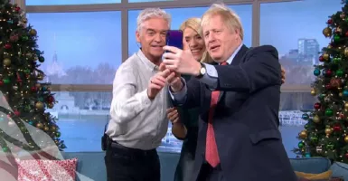 PM Inggris Borris Johson Pakai Ponsel Huawei untuk Selfie 