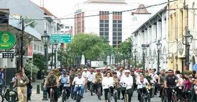 Jokowi dan 2 Wanita Hebat Naik Sepeda Kunjungi Kota Lama Semarang