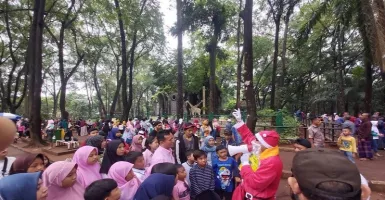 Sinterklas Bagi-bagi Hadiah di Kebun Binatang Ragunan