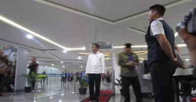 Jokowi Diperiksa Pakai Detektor Logam di Bandara Syamsudin Noor