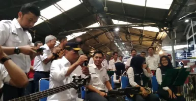 Menhub Budi Karya Ngamen di Stasiun Tugu Yogyakarta