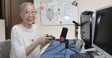 Usia Boleh Saja 89 Tahun, Tapi Nenek Mori Jago Banget Main Gim