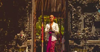 Pakai Baju Tradisonal Bali, Agnez Mo Disanjung Setinggi Langit