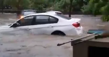 Duh, Mobil BMW Seri 3 Hanyut Terseret Arus Banjir