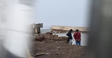 Tanggul Jebol di Pelabuhan Muara Baru, Awas Banjir Rob
